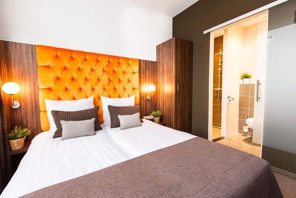 undefined Hotel La Reine 3