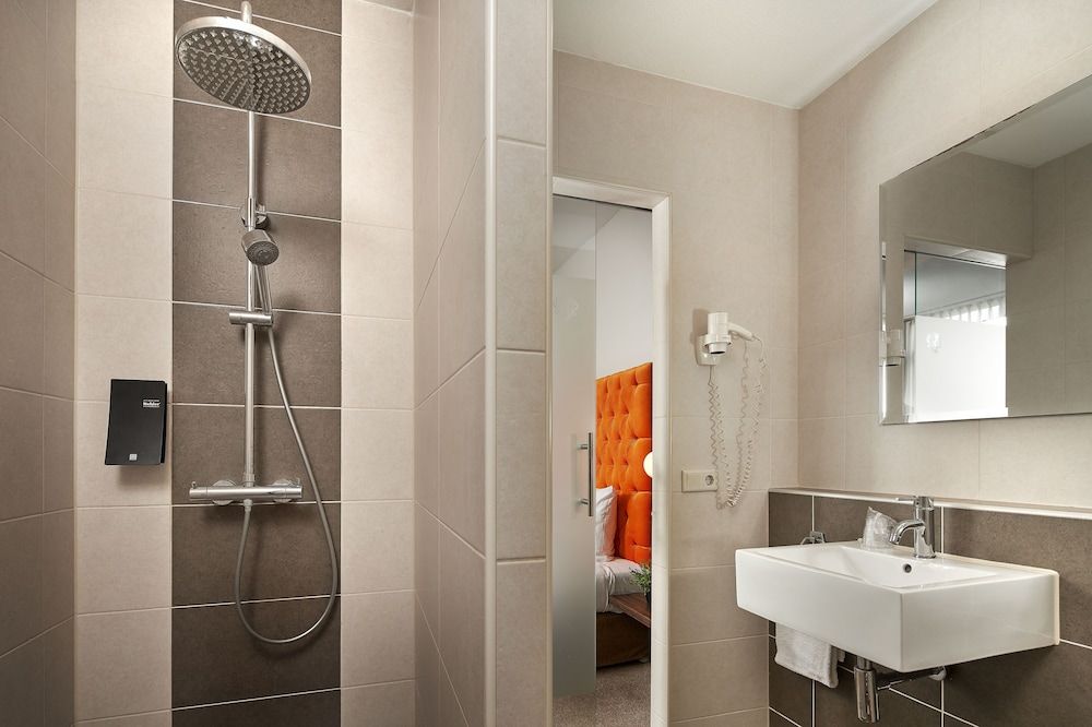 Hotel La Reine Comfort Twin Room 4