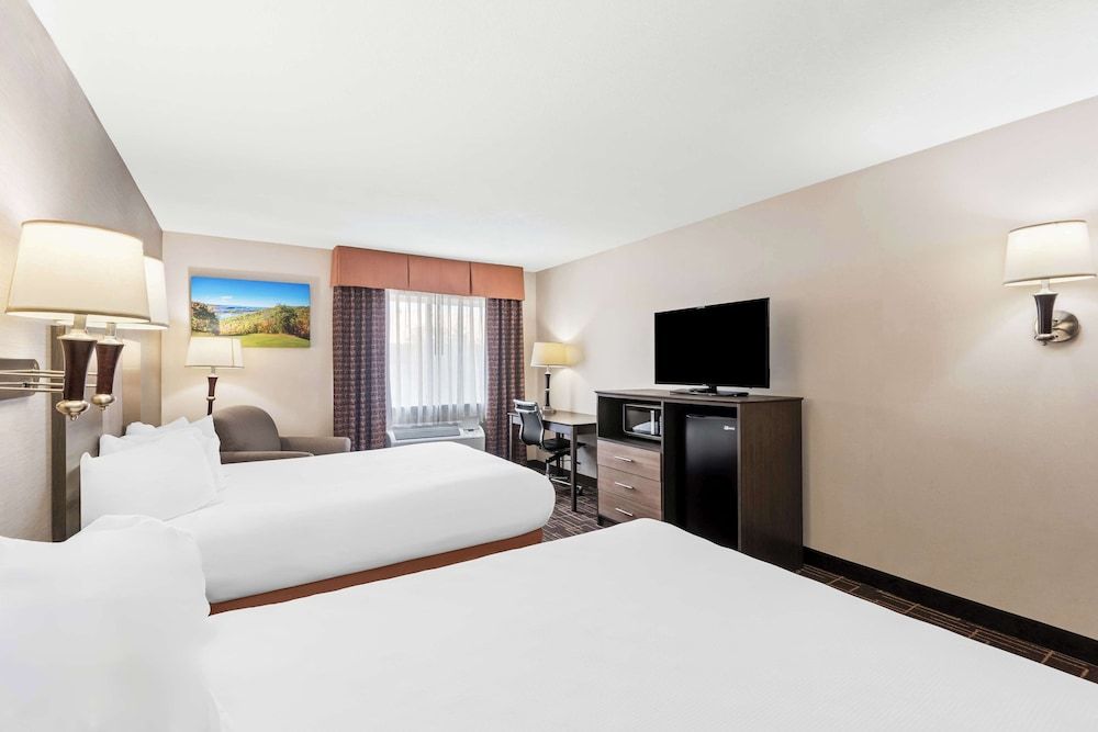 Best Western Airport Inn Standard Room, 2 Queen Beds, Non Smoking, Microwave 2