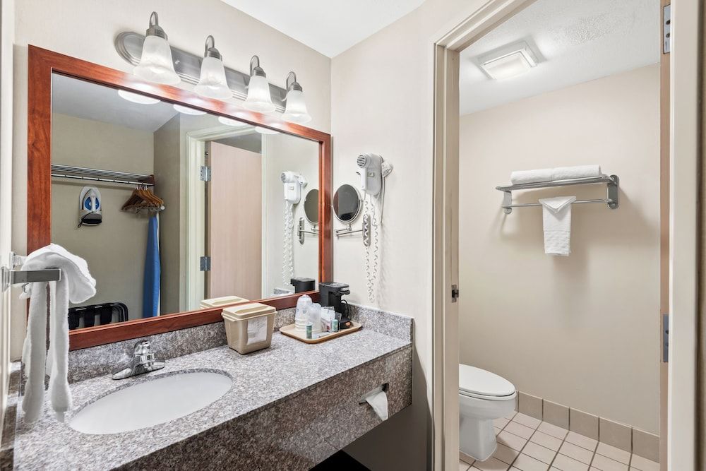 Best Western Airport Inn Standard Room, 2 Queen Beds, Non Smoking, Microwave 4