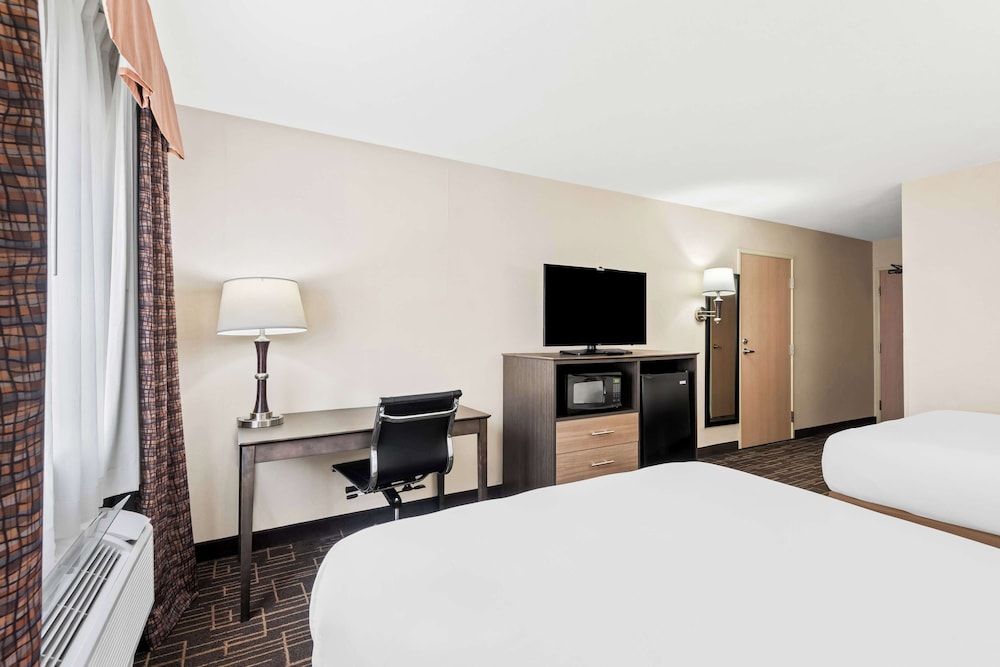 Best Western Airport Inn Standard Room, 2 Queen Beds, Accessible, Bathtub 2