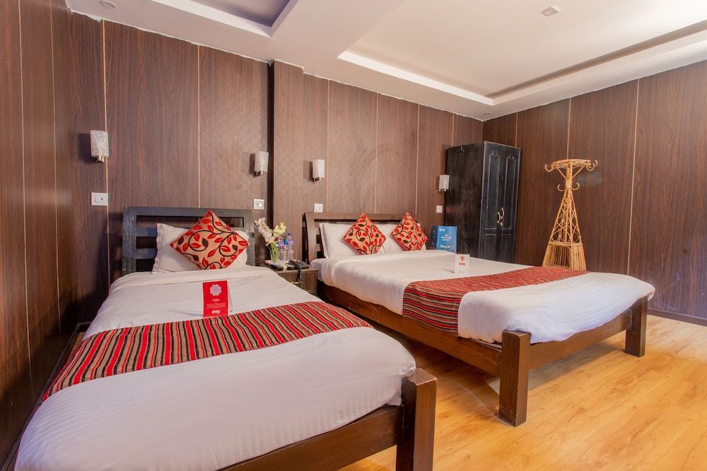 undefined Traveler's Holiday Inn 8