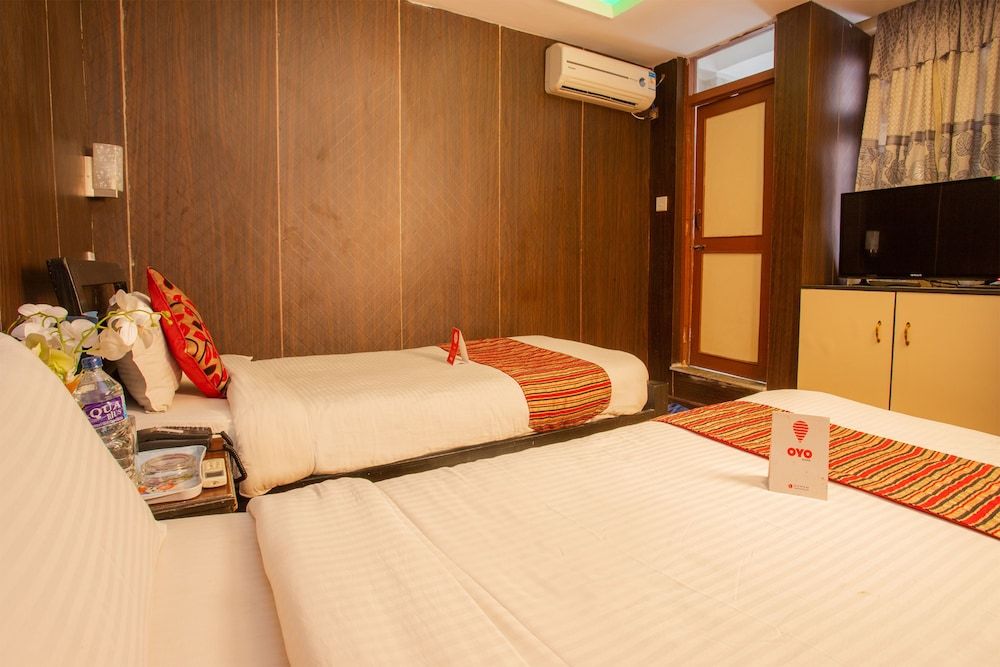 undefined Traveler's Holiday Inn 3