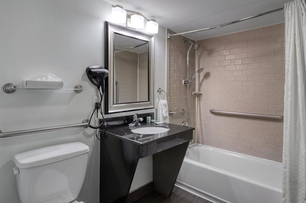 Best Western Webster Hotel, Nasa Standard Room, 1 King Bed, Accessible, Bathtub 4