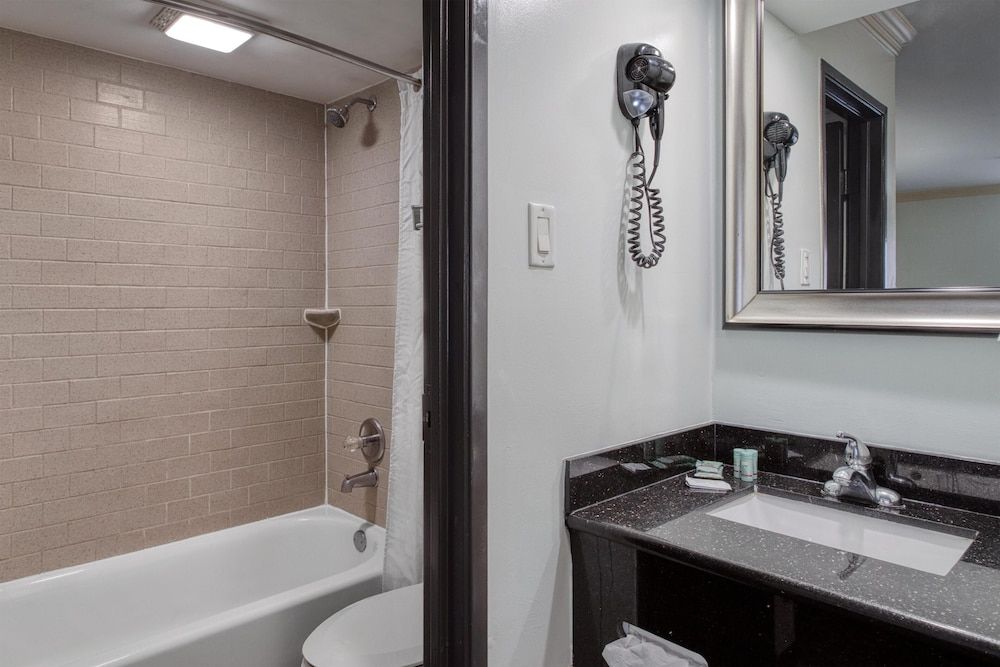 Best Western Webster Hotel, Nasa Standard Room, 2 Double Beds, Non Smoking, Refrigerator & Microwave 4