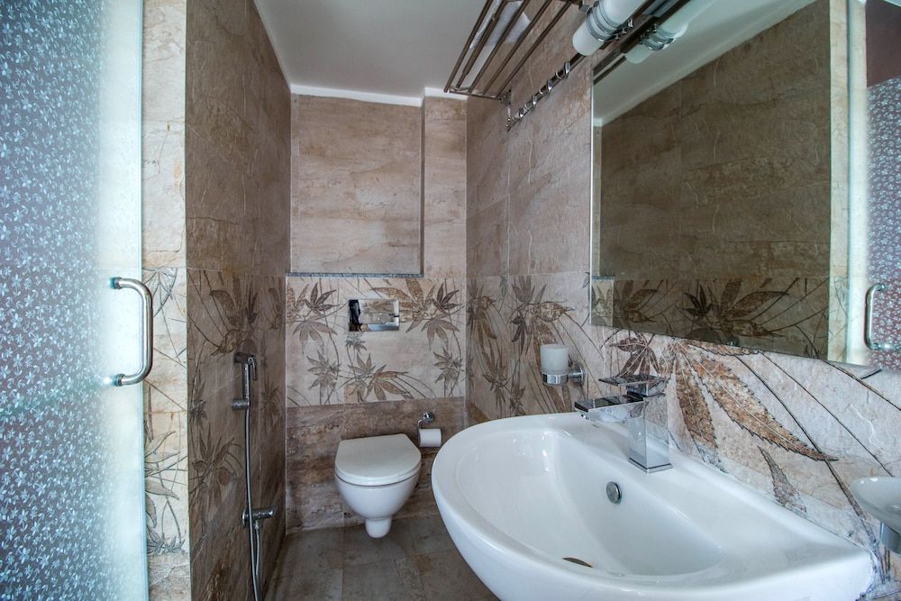 Hotel Himalaya Hub Deluxe Double Room, Ensuite, City View 5