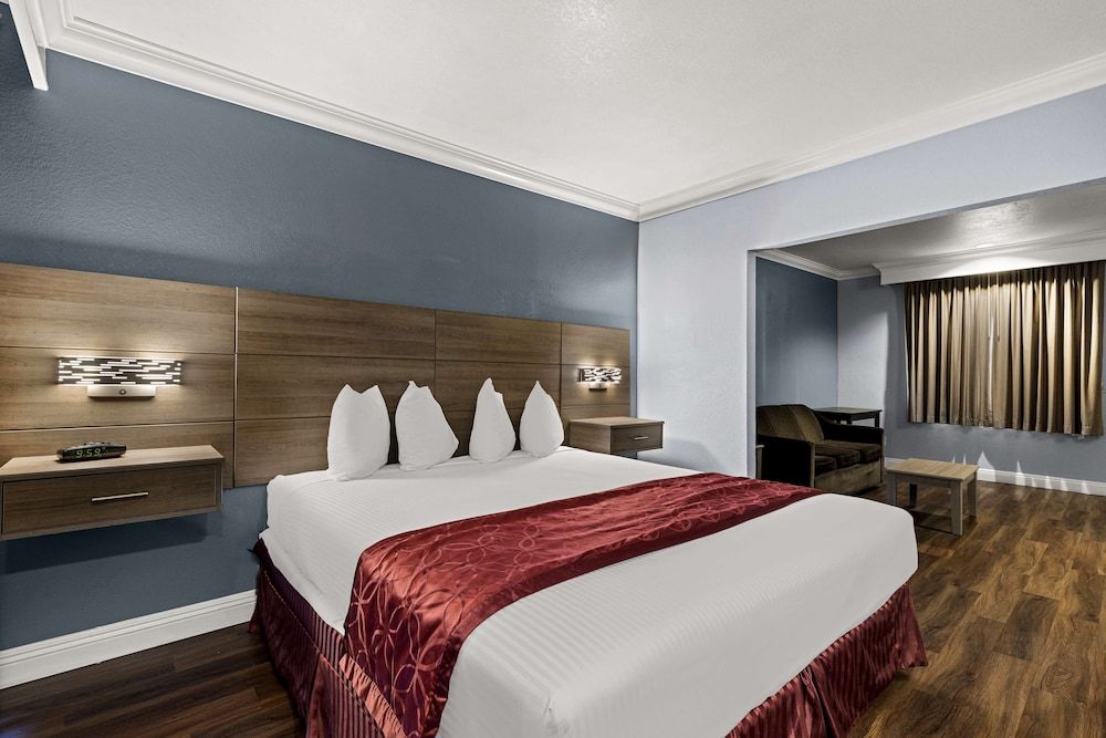 Best Western Moreno Hotel & Suites Suite, 1 King Bed, Balcony