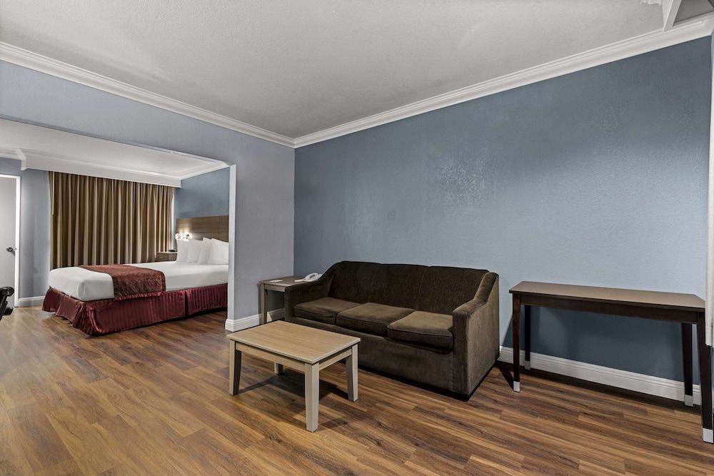 Best Western Moreno Hotel & Suites Suite, 1 King Bed, Balcony 2