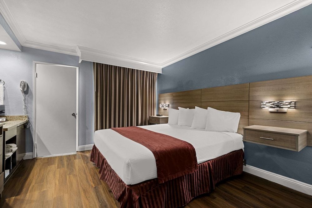 Best Western Moreno Hotel & Suites Suite, 1 King Bed, Balcony 3
