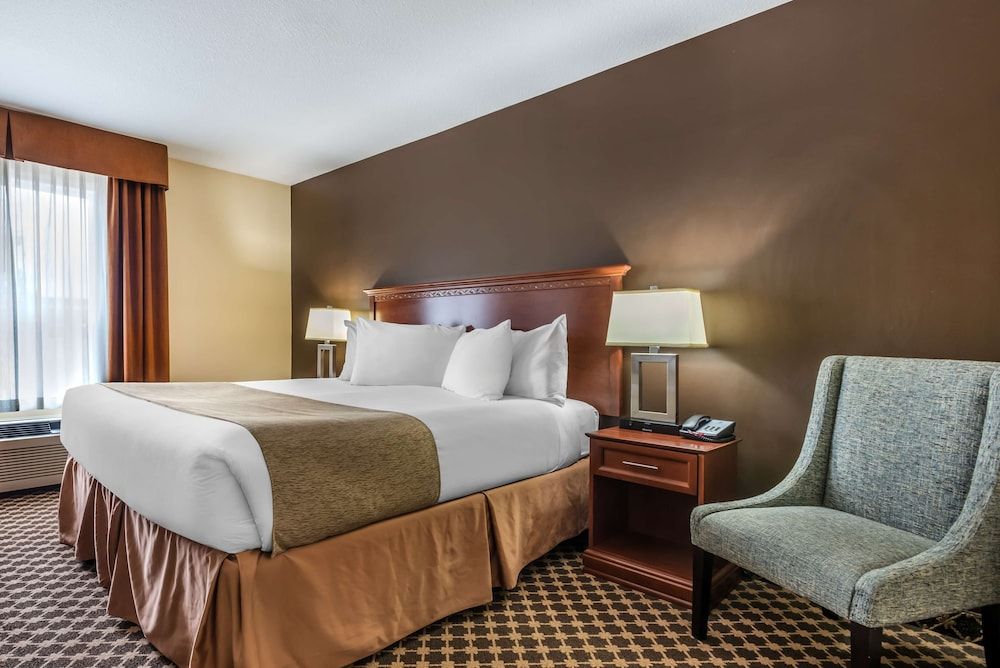 Best Western Strathmore Inn Suite, 1 Queen Bed, Non Smoking, Refrigerator & Microwave (with Sofabed)