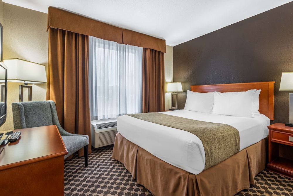 Best Western Strathmore Inn Standard Room, 1 King Bed, Non Smoking, Jetted Tub (Larger Room;with Sofabed) 2