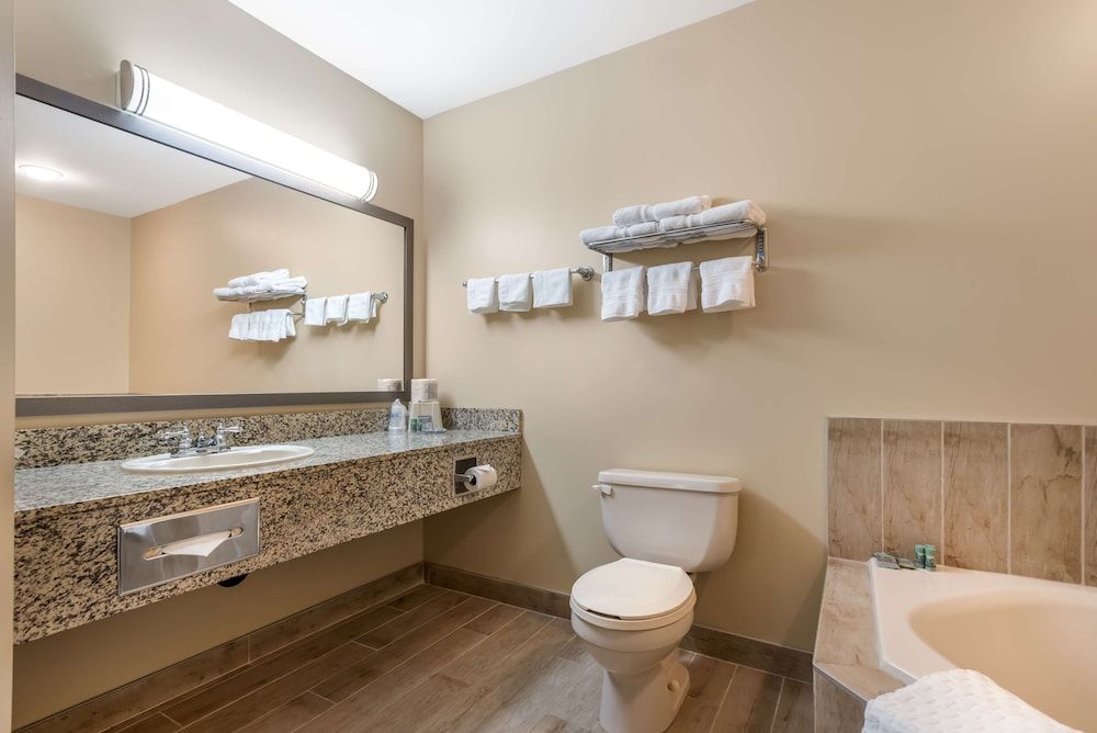 Best Western Strathmore Inn Suite, 1 King Bed, Non Smoking, Jetted Tub (with Sofabed) 4