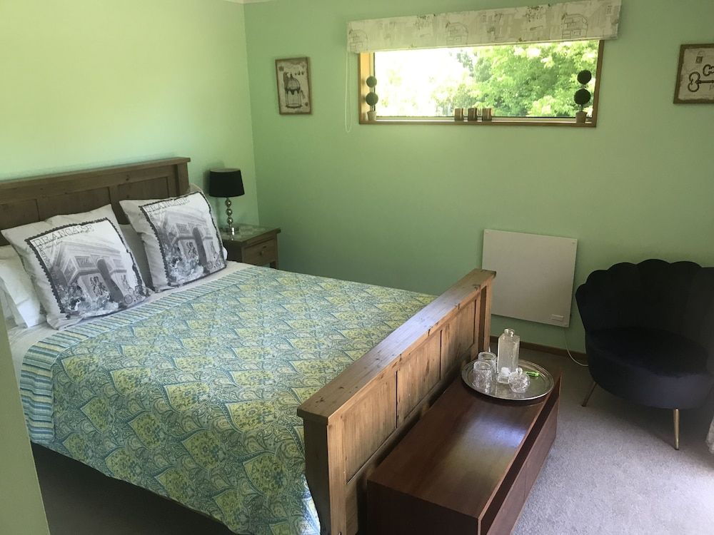 Newlands B&B Family Double Room, 1 Queen Bed, Pond View 4