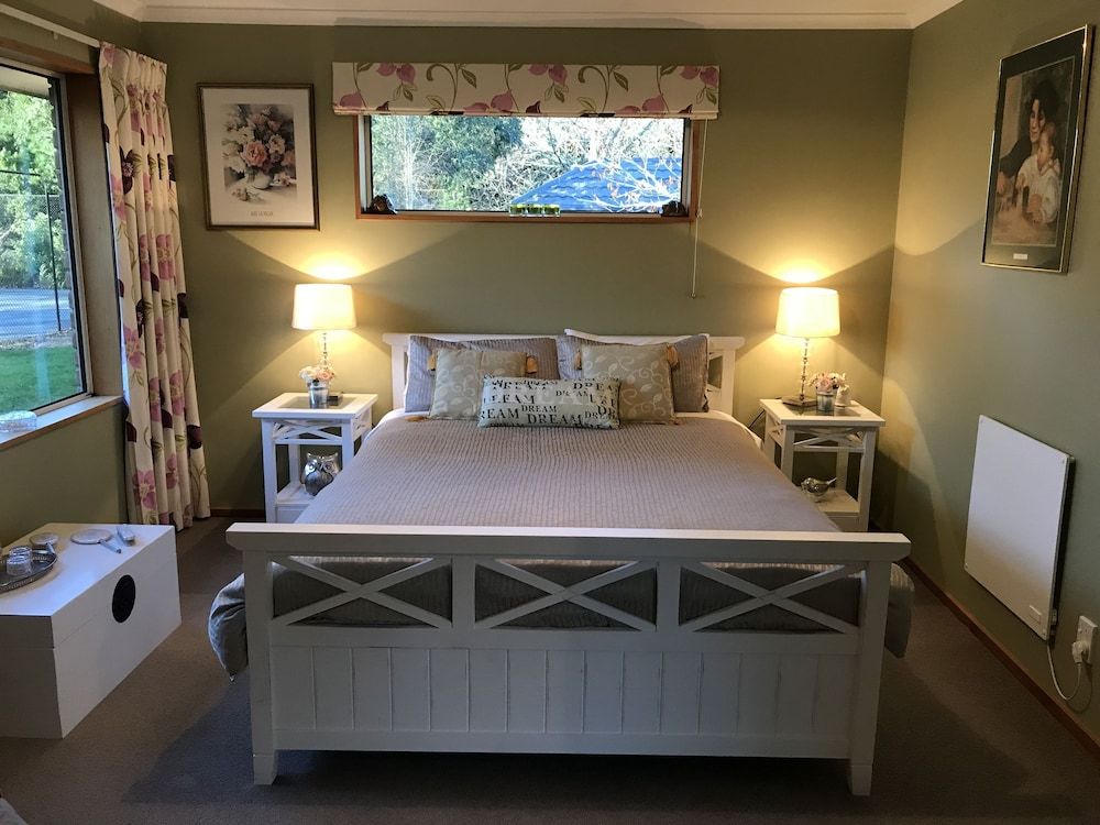 Newlands B&B Superior Room, 1 Queen Bed, Tennis Court View 3