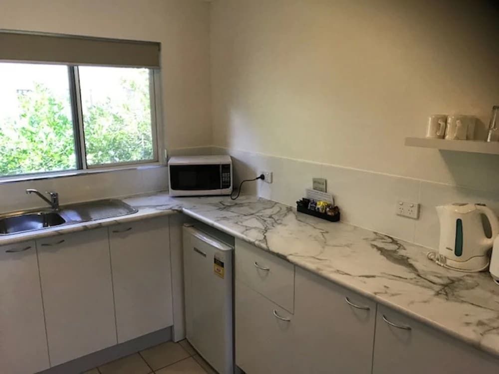 Lazy Lizard Motor Inn Queen Studio 2