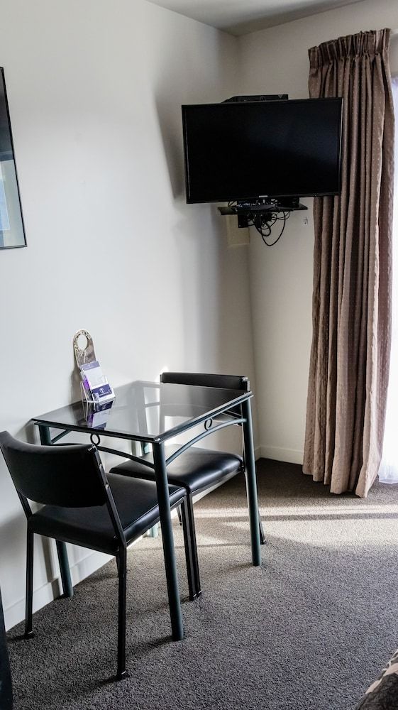 ASURE Phoenix Motor Inn King Studio Spa 3