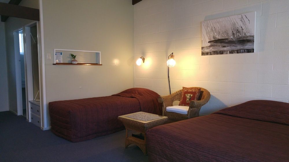 Redwood Lodge Motel Large Superior Studio Unit 2-3-9 3