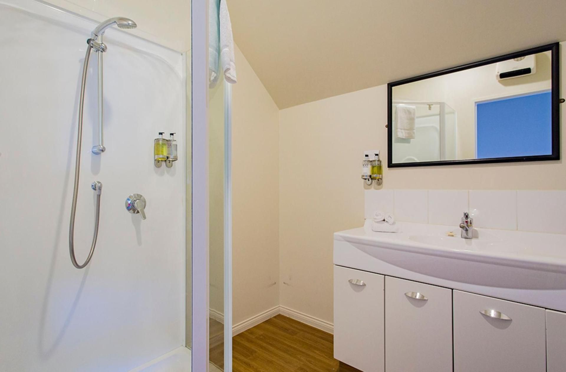 Lakeview Penthouse Two-Bedroom Apartment (Upstairs)