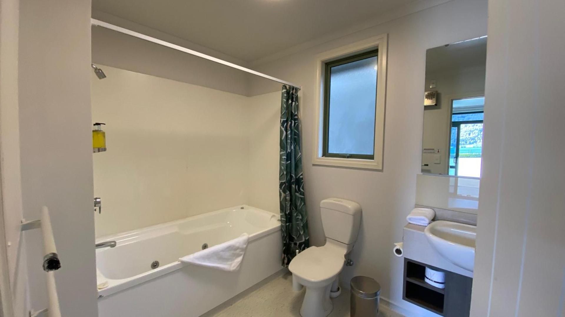 Lakeview Two-Bedroom Suite (Ground Floor)