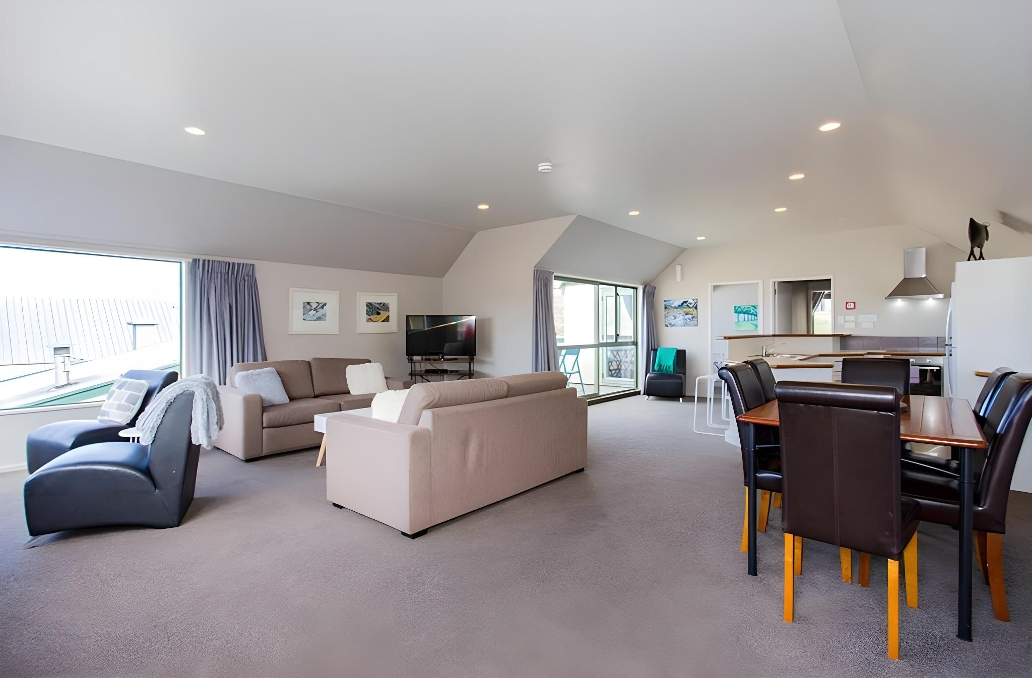 Lakeview Penthouse Two-Bedroom Apartment (Upstairs)
