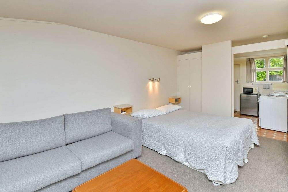 Standard Studio, 1 Queen Bed, Non Smoking, Garden View