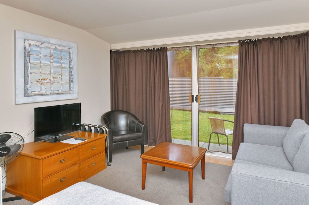 Standard Studio, 1 Queen Bed, Non Smoking, Garden View