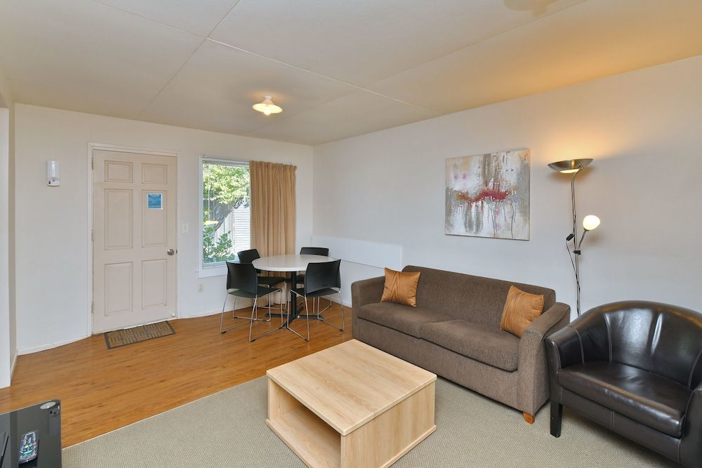 Wayside Motel Cottage 1 3