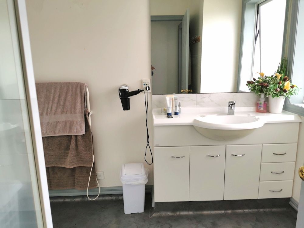 Lush & Co Auckland Bed & Breakfast Deluxe Room, 1 Queen Bed (Deluxe Queen Room) 6