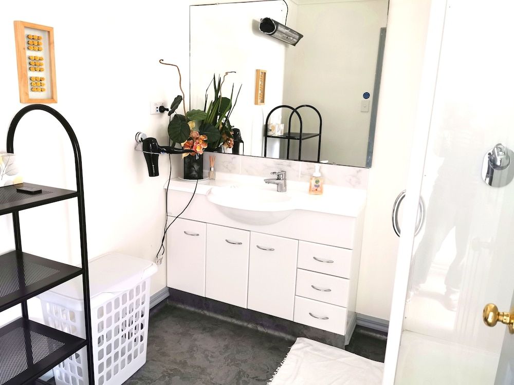 Lush & Co Auckland Bed & Breakfast Deluxe Room, 1 King Bed, Garden View (Deluxe Super King Garden View) 12