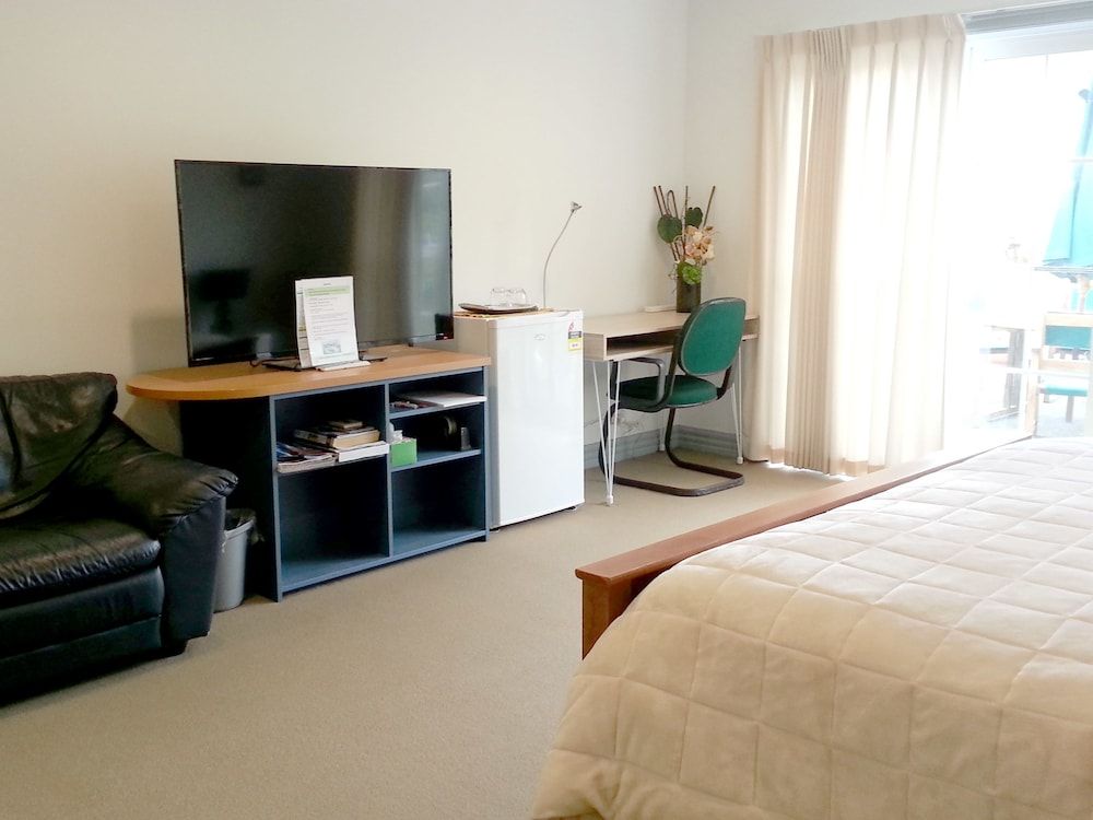 Lush & Co Auckland Bed & Breakfast Executive Room, 1 Bedroom, Courtyard View, Courtyard Area 5