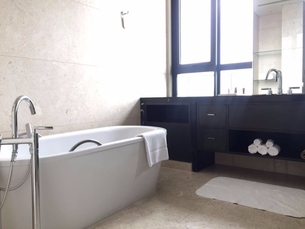 Deep soaking bathtub