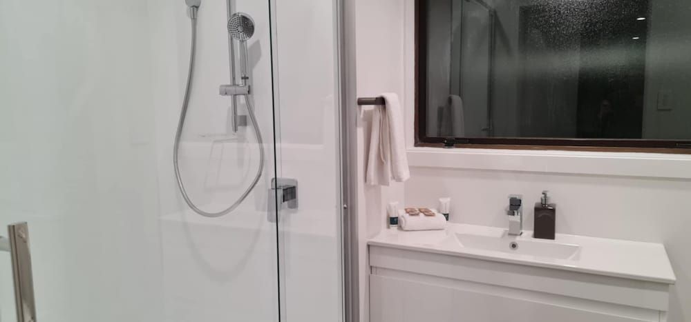 Alpine Chalets Deluxe Studio, Ensuite 7