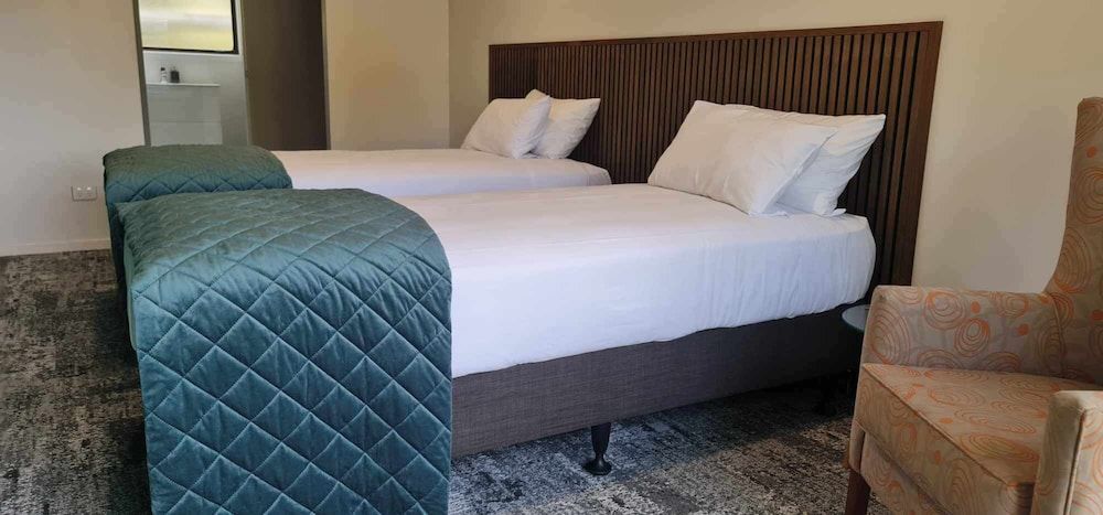 Alpine Chalets Deluxe Studio, Ensuite 2