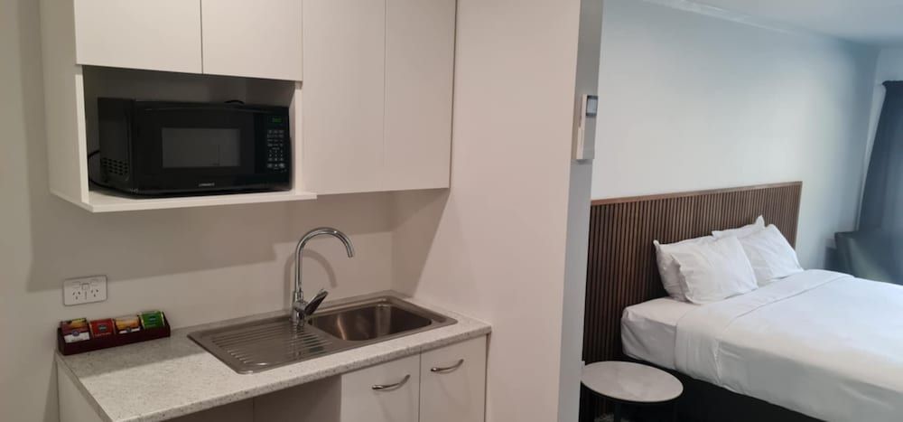 Alpine Chalets Deluxe Studio, Ensuite 9