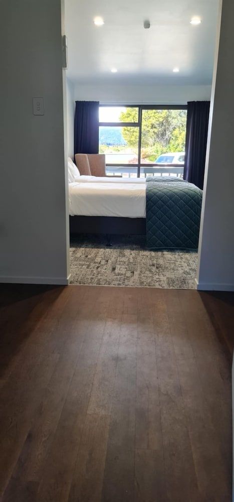 Alpine Chalets Deluxe Studio, Ensuite 4