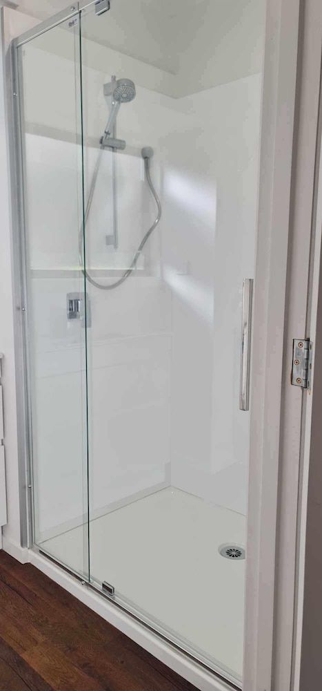 Alpine Chalets Deluxe Studio, Ensuite 8