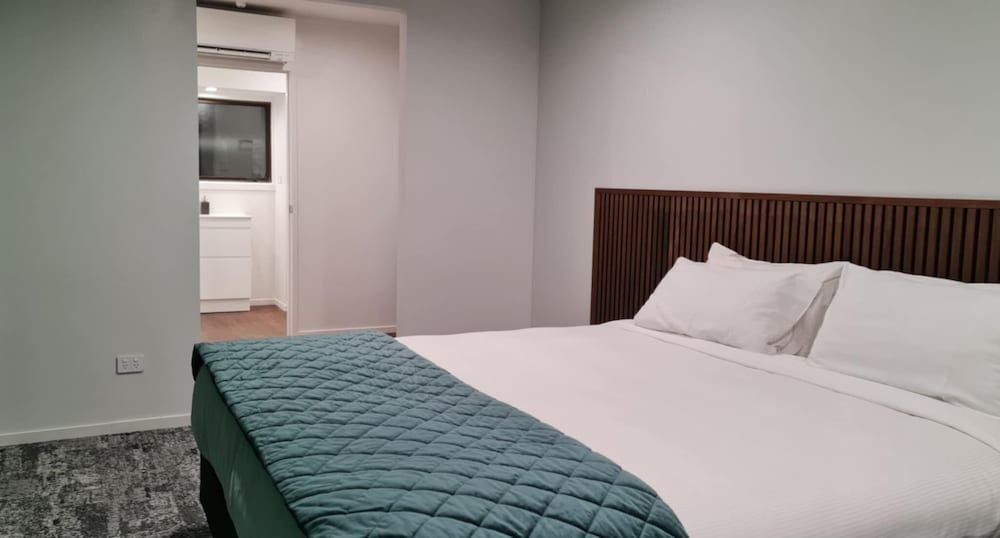 Alpine Chalets Deluxe Studio, Ensuite 3