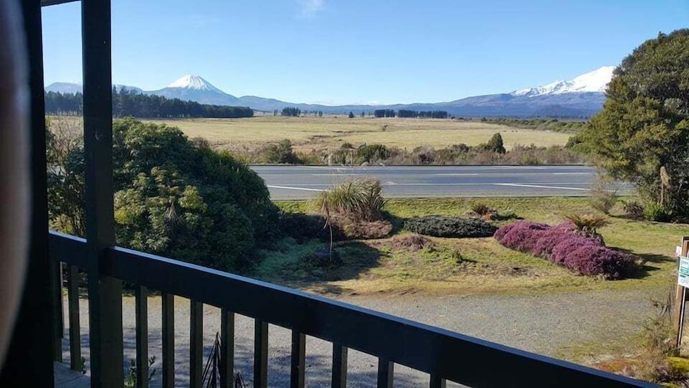 Alpine Chalets Deluxe Studio, Ensuite 6