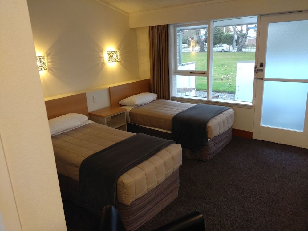 Room, Multiple Beds (Budget Queen & 2 Singles)