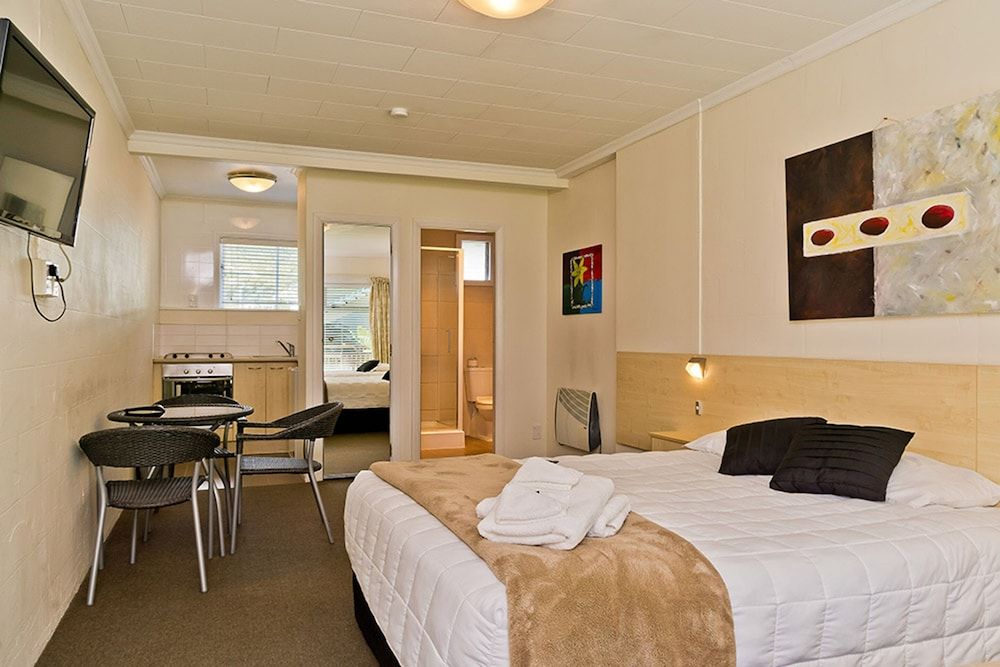 Picton Accommodation Gateway Motel Family Room, Multiple Beds, Kitchen 3