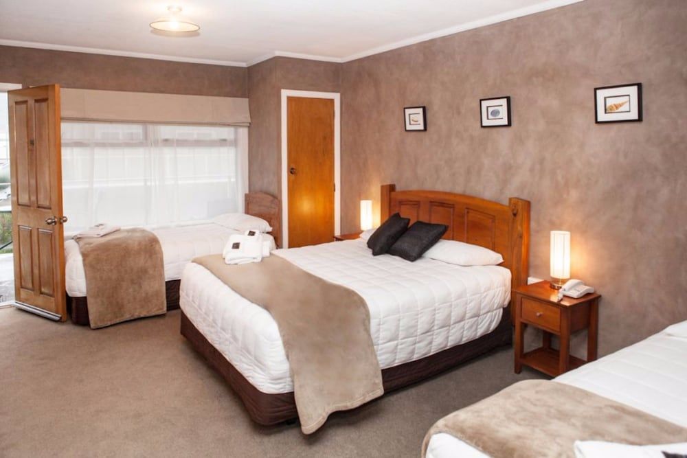 Picton Accommodation Gateway Motel Family Room, Multiple Beds, Kitchen