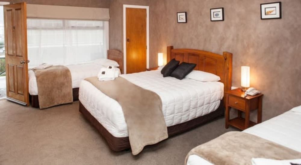 Picton Accommodation Gateway Motel Family Room, Multiple Beds, Kitchen 2