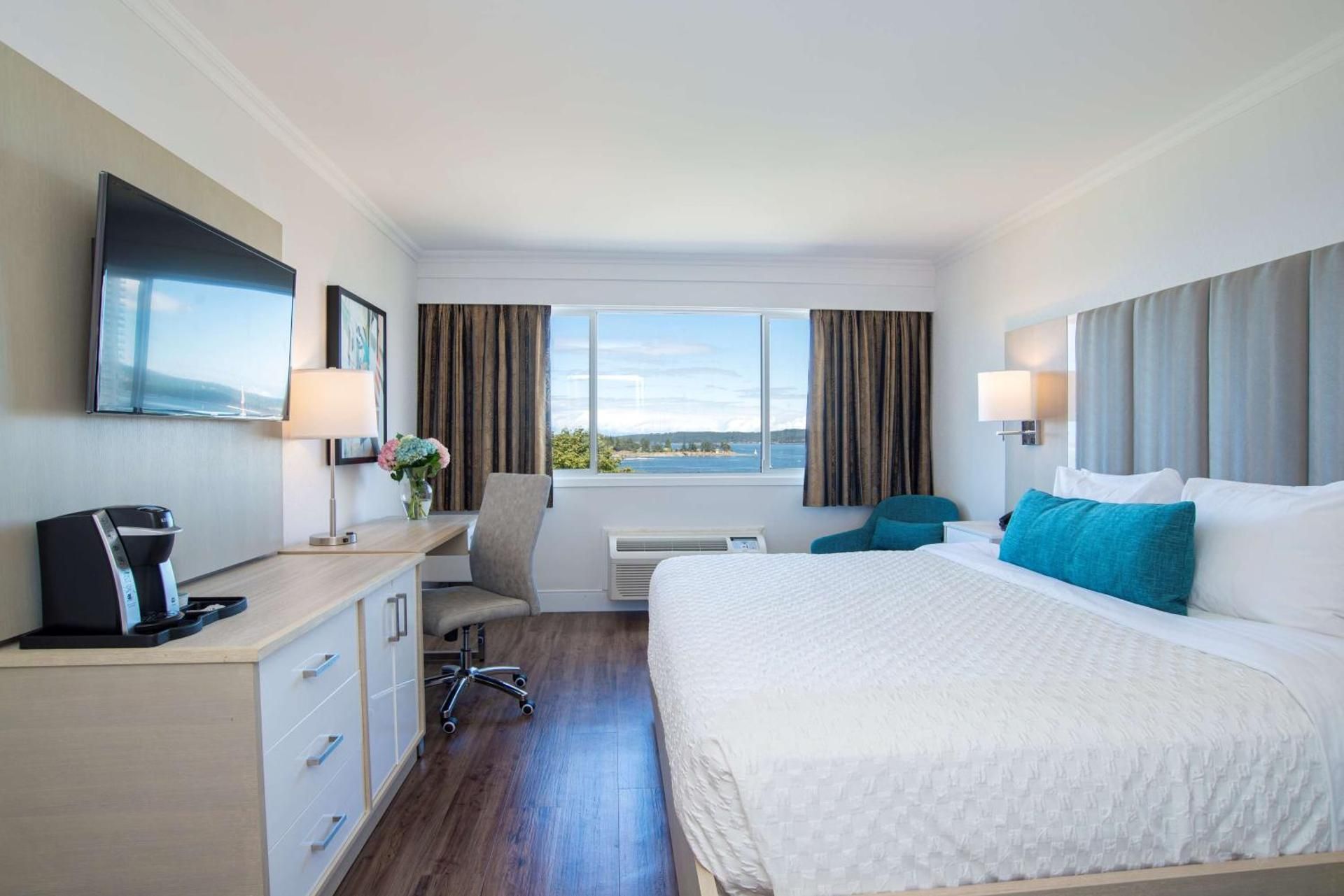 1 King Bed, Nonsmoking, Harbor View