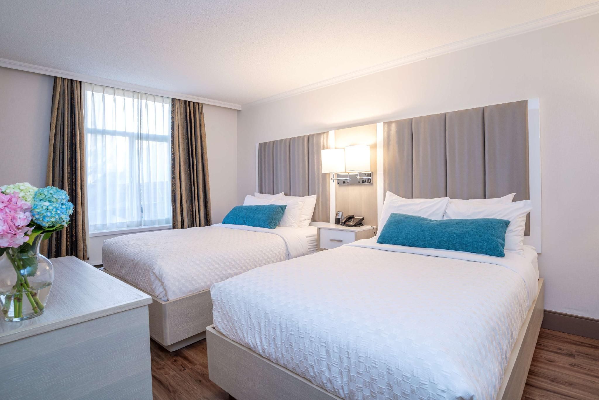 Suite - 2 Queen Beds, Nonsmoking, Family Room, Sofabed