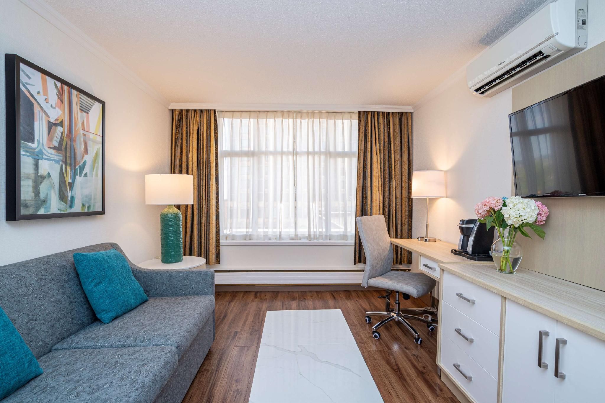 Suite - 2 Queen Beds, Nonsmoking, Family Room, Sofabed