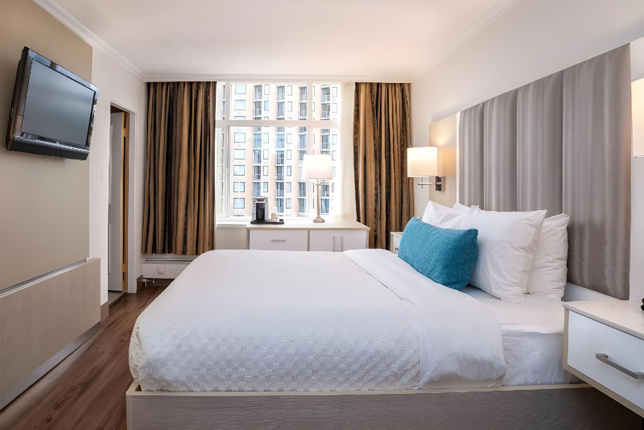 Suite - 1 King Bed, Nonsmoking, Sofabed, Harbor View