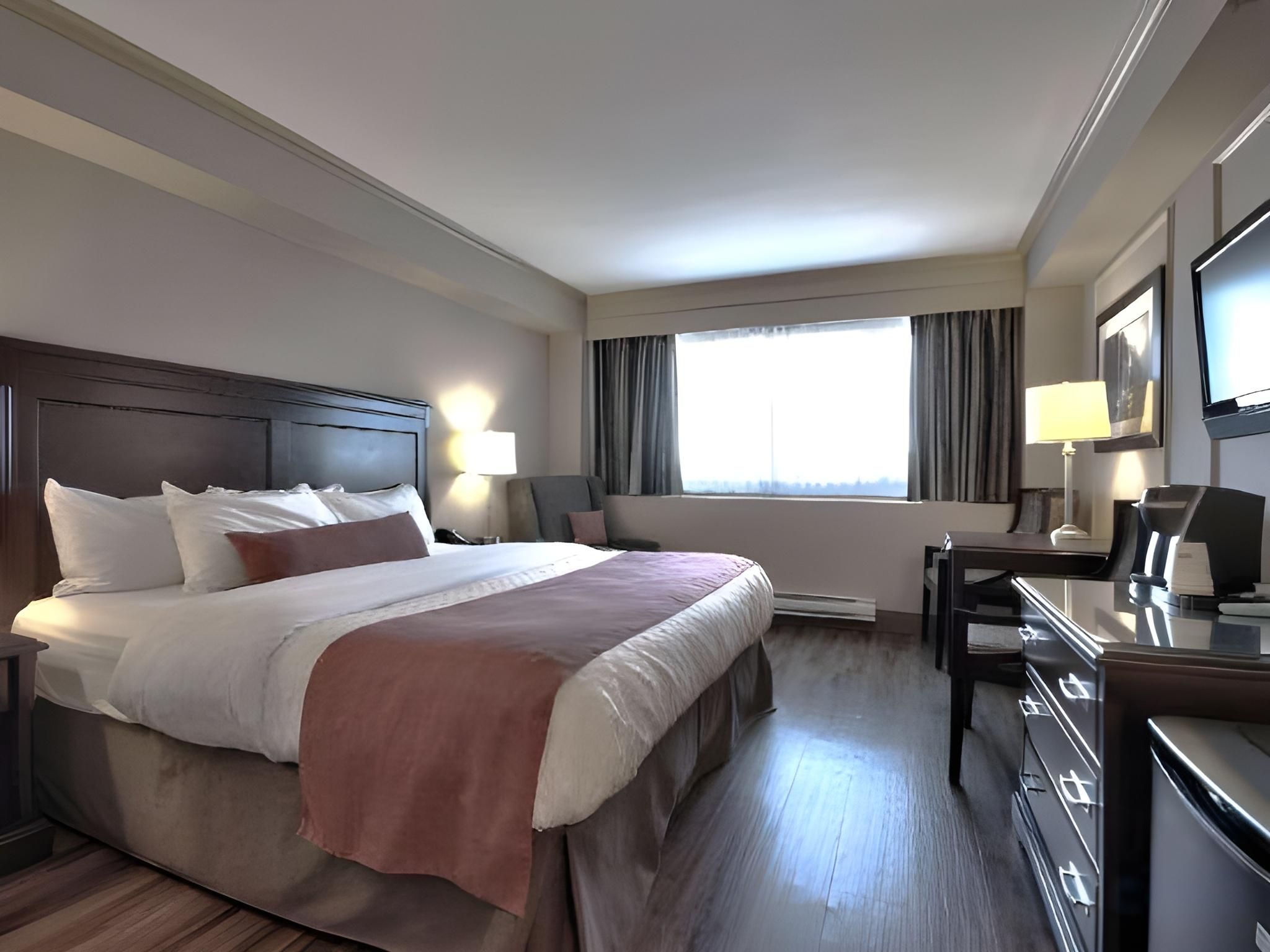 1 King Bed, Nonsmoking, Harbor View