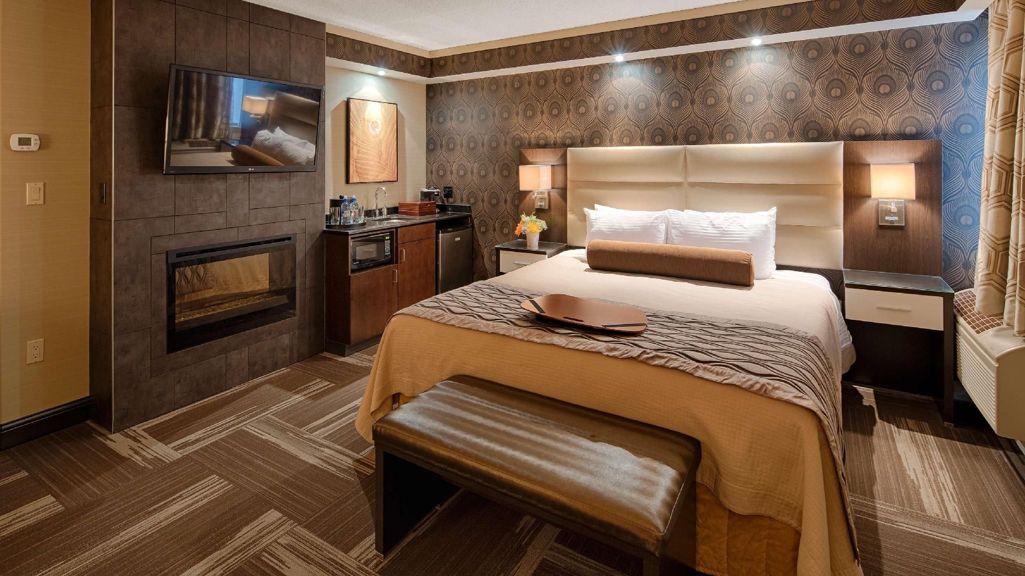 Best Western Premier Denham Inn & Suites Suite - 1 King Bed, Nonsmoking, Fireplace, Hot Tub 2