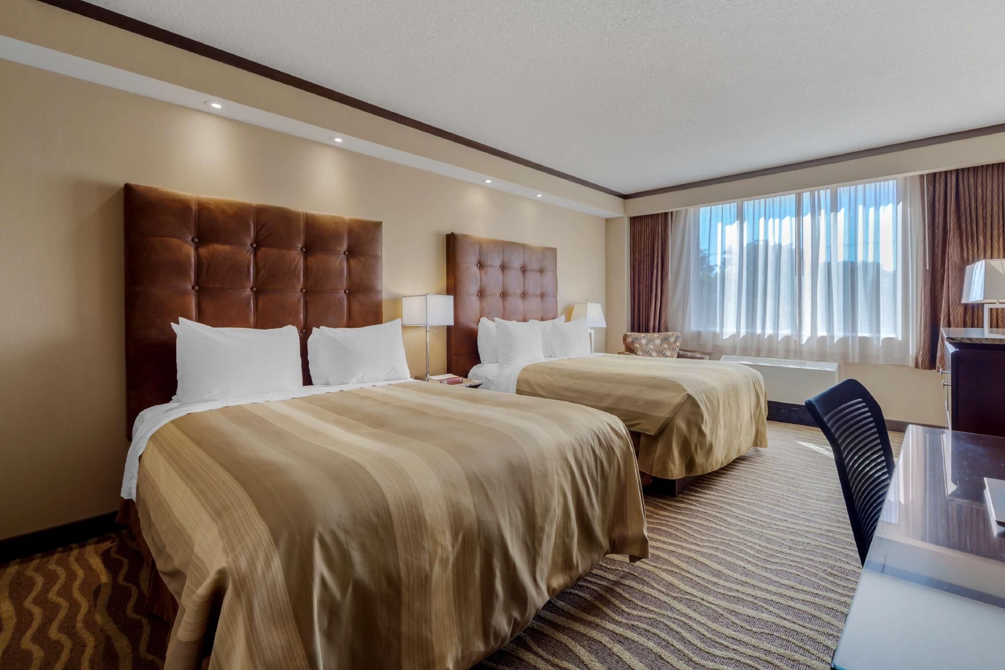 Best Western Premier Denham Inn & Suites Accessibility - 2 Queens, Bathtub, Nonsmoking