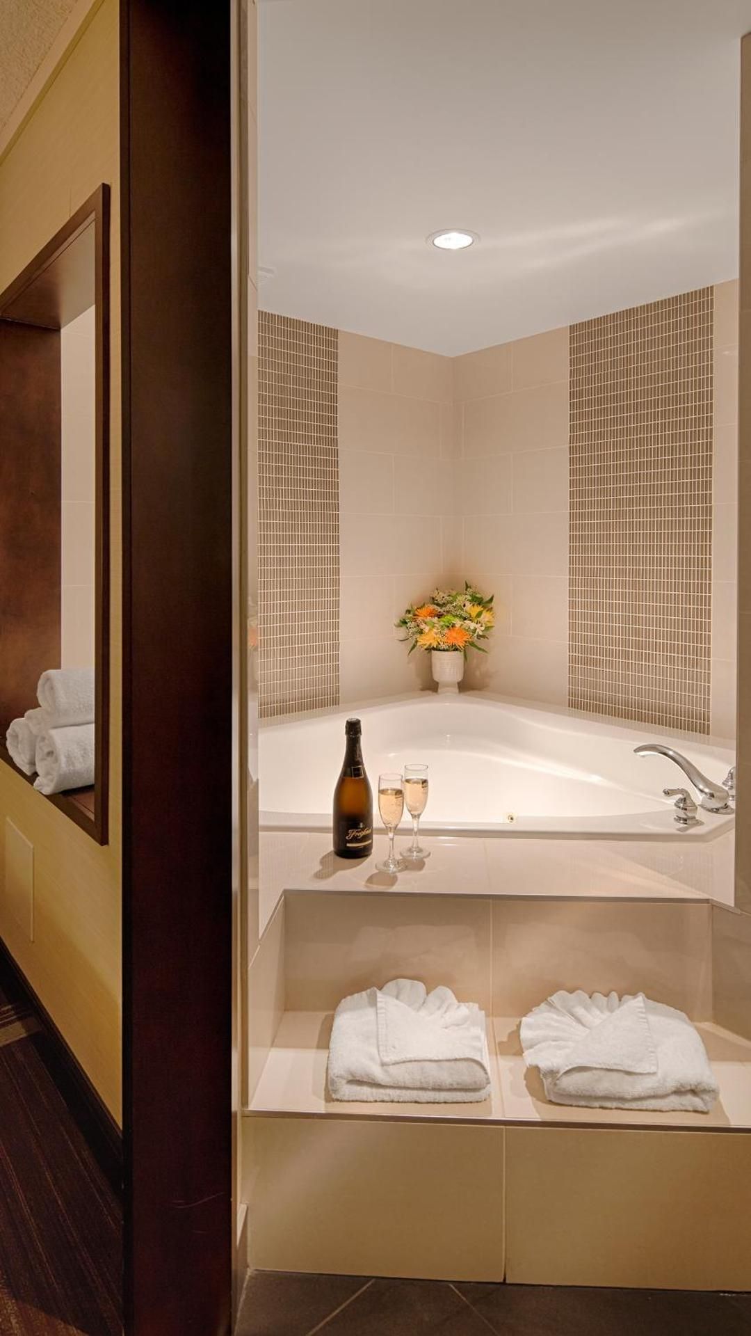 Best Western Premier Denham Inn & Suites Suite - 1 King Bed, Nonsmoking, Fireplace, Hot Tub 3